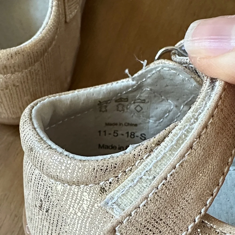 See kai run Girls' Sparkle Mary Jane Shoes in Champagne size 4